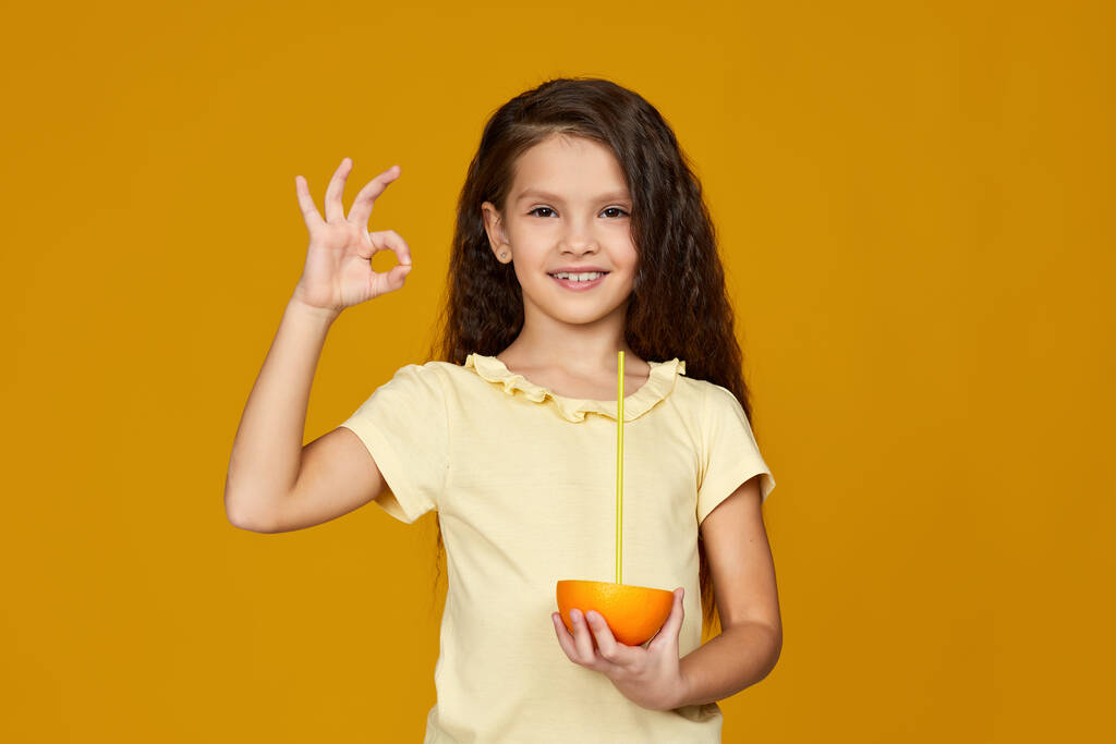 schattig klein kind meisje met verse sappige grapefruit - Foto, afbeelding