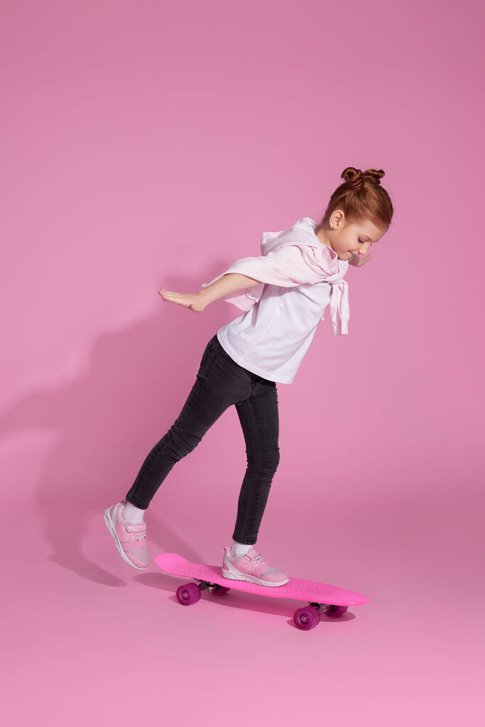 スケートボードとスタイリッシュな小さな子供の女の子 - 写真・画像
