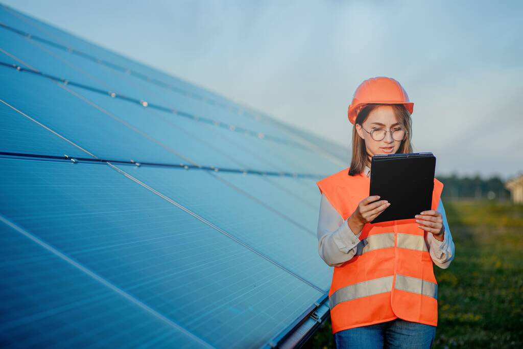 Inspetor Engenheiro Mulher Segurando Tablet Digital Trabalhando na Fazenda de Energia de Painéis Solar, Parque de Células Fotovoltaicas, Conceito de Energia Verde. - Foto, Imagem
