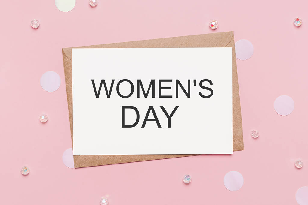 Geschenke mit Zettel auf isoliertem rosa Hintergrund, Liebe und Valentinskonzept mit Text Womens Day - Foto, Bild