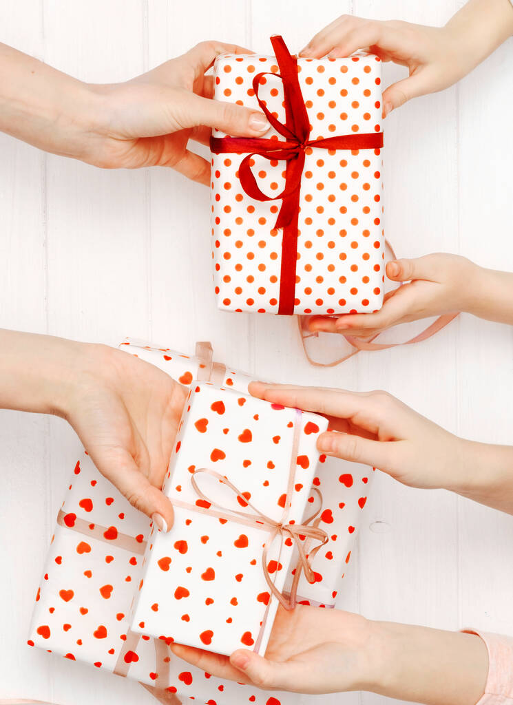 Vista superior de manos femeninas sosteniendo regalos para diferentes ocasiones - Foto, imagen