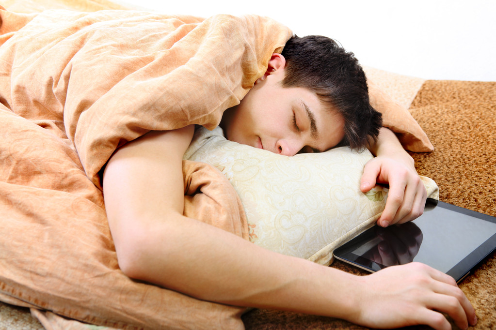 Adolescent dort avec tablette
 - Photo, image