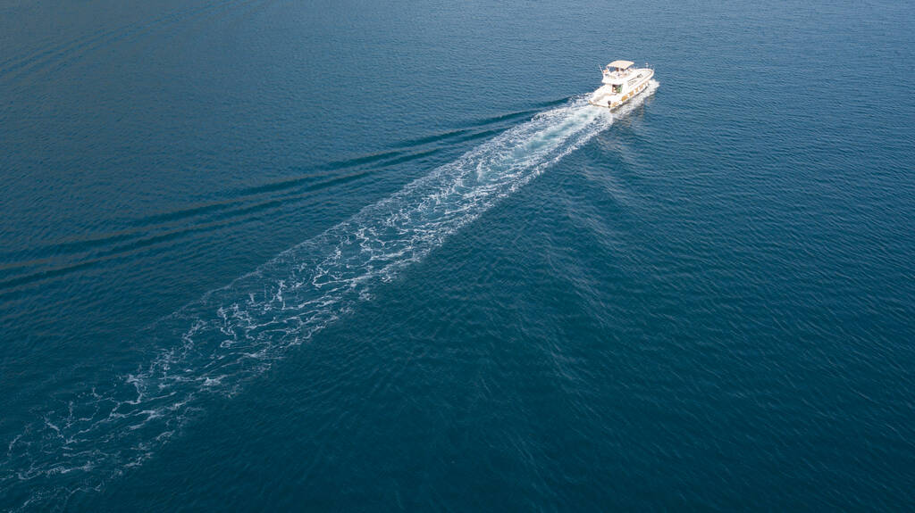 antenni näkymä ylellisyyttä veneen ylinopeus - Valokuva, kuva