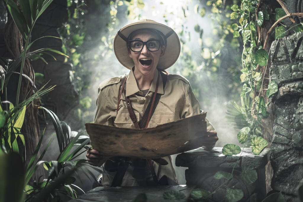 Veselá žena prozkoumávající tropickou džungli s mapou, najde nějaké starobylé ruiny - Fotografie, Obrázek