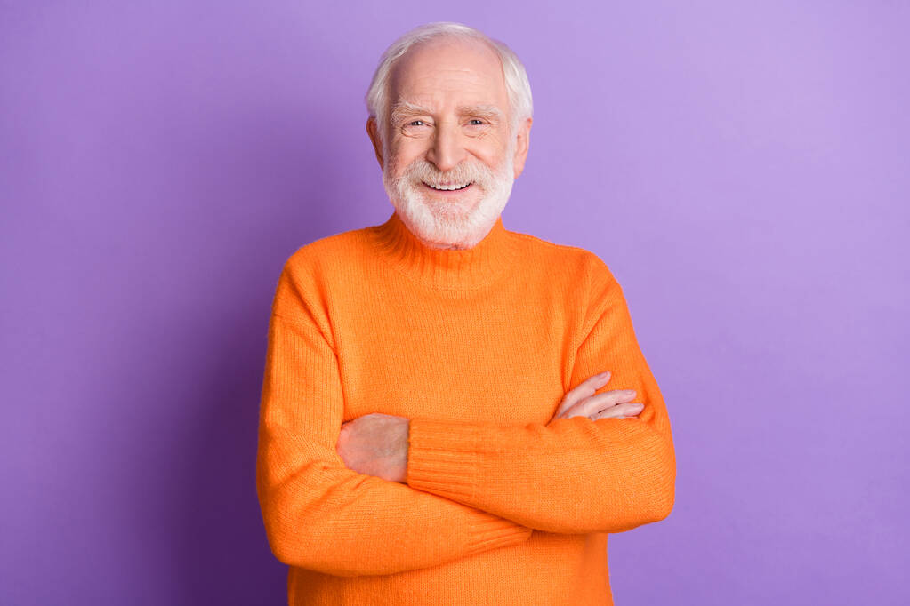 Foto de hombre envejecido exitoso positivo doblado manos desgaste suéter aislado sobre fondo de color violeta pastel - Foto, imagen