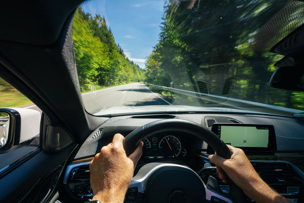 руки водителя автомобиля на руле, дорожная поездка, вождение по шоссе - Фото, изображение