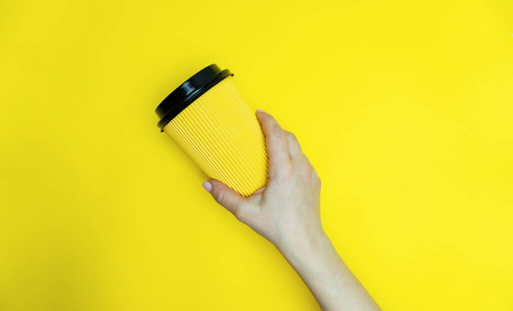Kaffeetasse an weiblicher Hand. - Foto, Bild