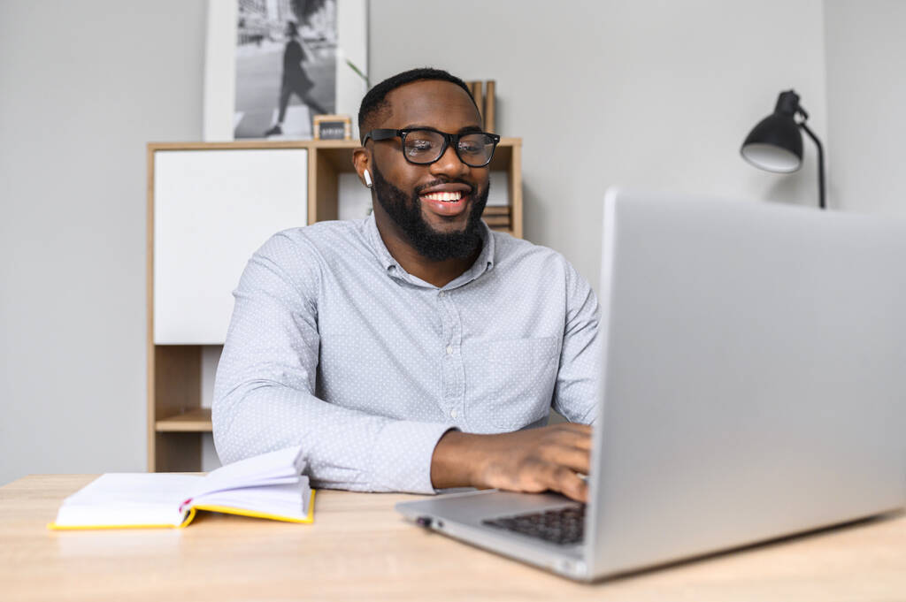 Αφροαμερικανός επιχειρηματίας δακτυλογραφεί σε φορητό υπολογιστή - Φωτογραφία, εικόνα
