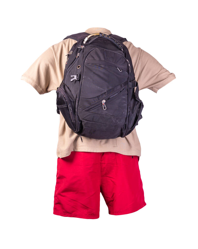 sac à dos noir, short de sport rouge, chemise beige avec col avec boutons isolés sur une feuille blanche. vêtements pour tous les jours - Photo, image