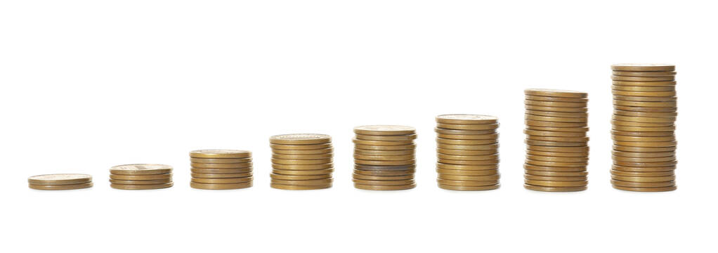 Gestapelte Münzen auf weißem Hintergrund. Investitionskonzept - Foto, Bild