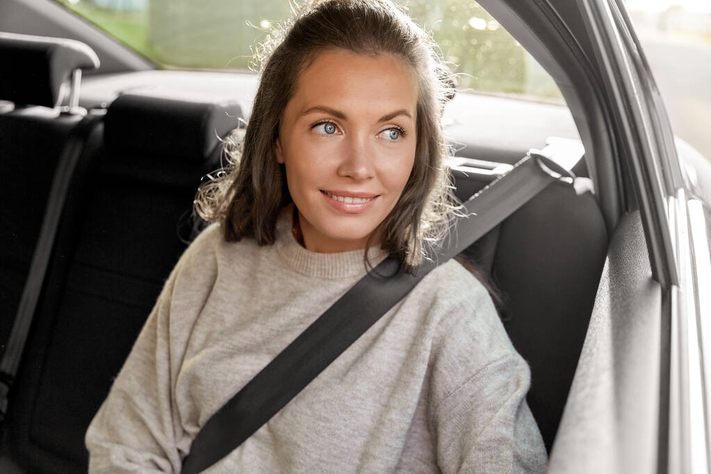 Mutlu gülümseyen kadın ya da arabadaki kadın yolcu - Fotoğraf, Görsel