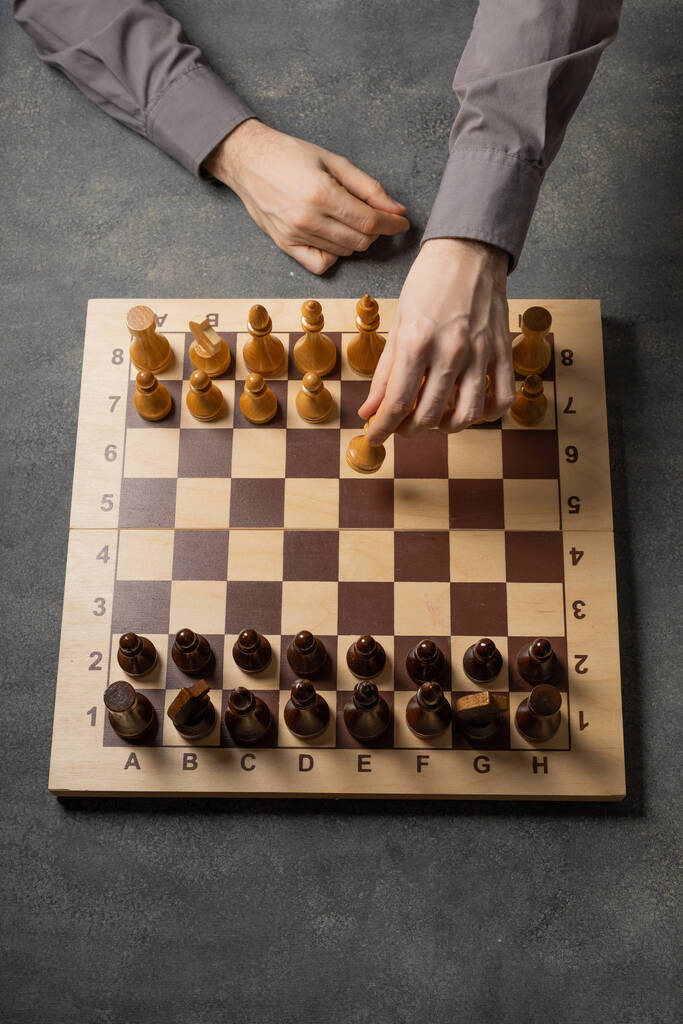 Ensimmäinen pelinappula shakkipelissä - Valokuva, kuva