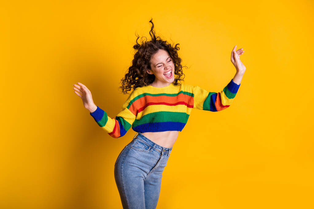 Foto della signora funky infantile indossa casual maglione colorato ballare gli occhi chiusi isolato colore giallo sfondo - Foto, immagini
