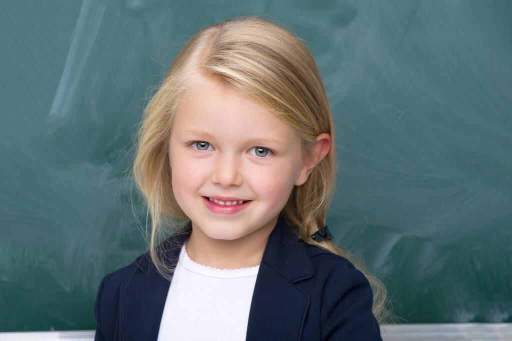 Портрет милой счастливой школьницы - Фото, изображение