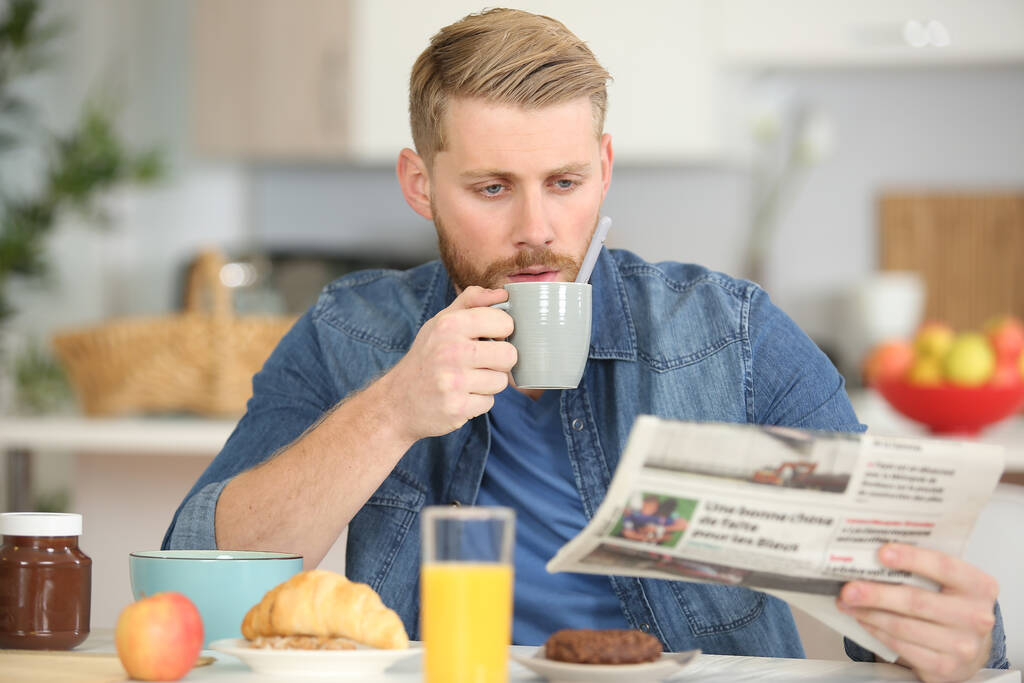 uomo in possesso di tazza di caffè per la prima colazione - Foto, immagini