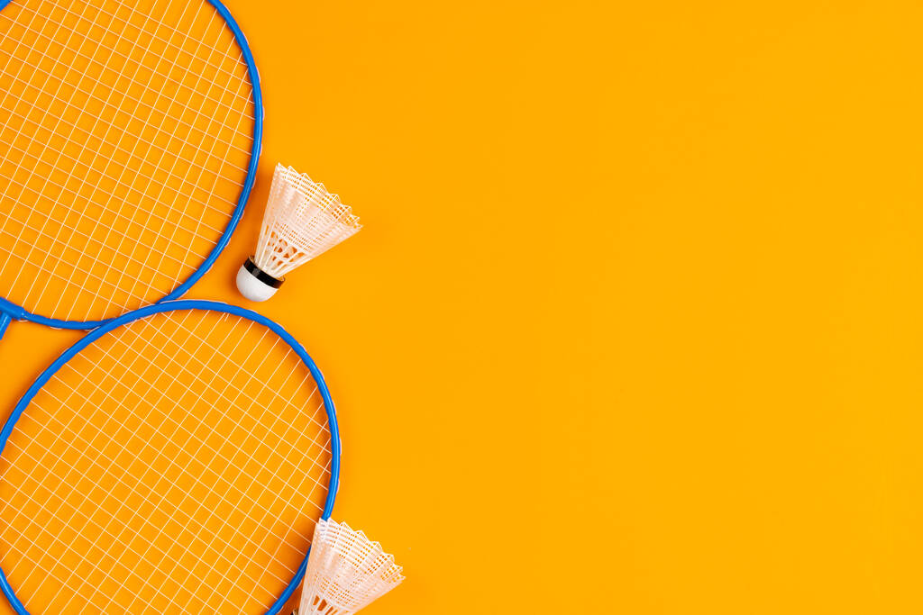 Badminton-Ausrüstung. Schläger und Federball, Draufsicht - Foto, Bild