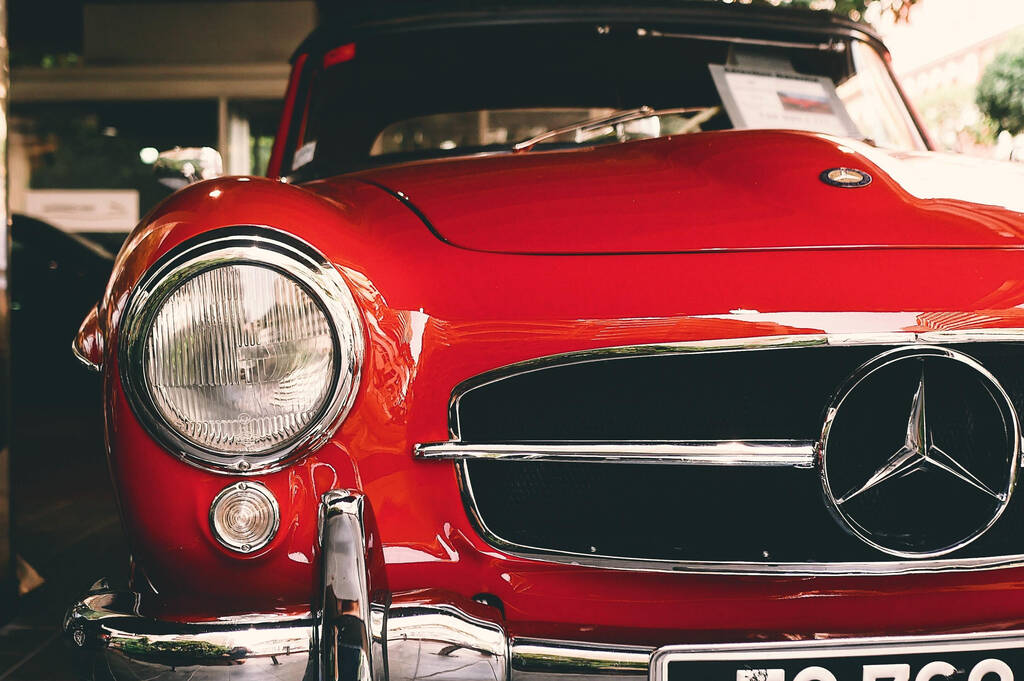 MONACO, FRANCIE - 15. července 2019: Car Mercedes - Red Old SCHOOL - model: Mercedes-Benz Pagode (W113) - Fotografie, Obrázek