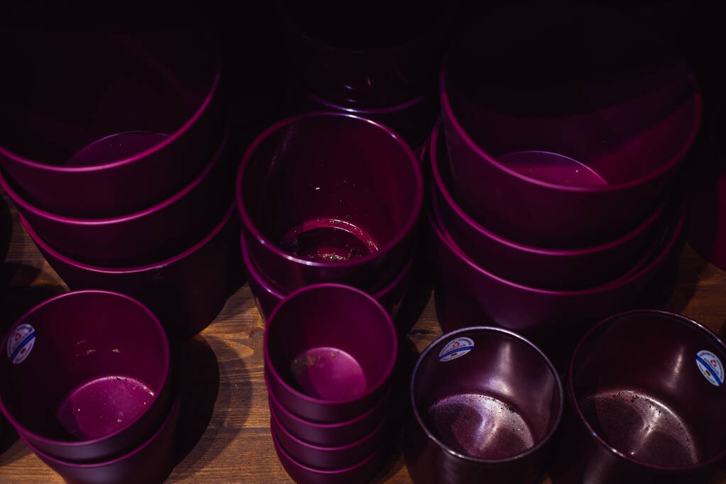 rosa vuoto, vasi di fiori vuoti colorati argilla stare su uno scaffale nel negozio - Foto, immagini