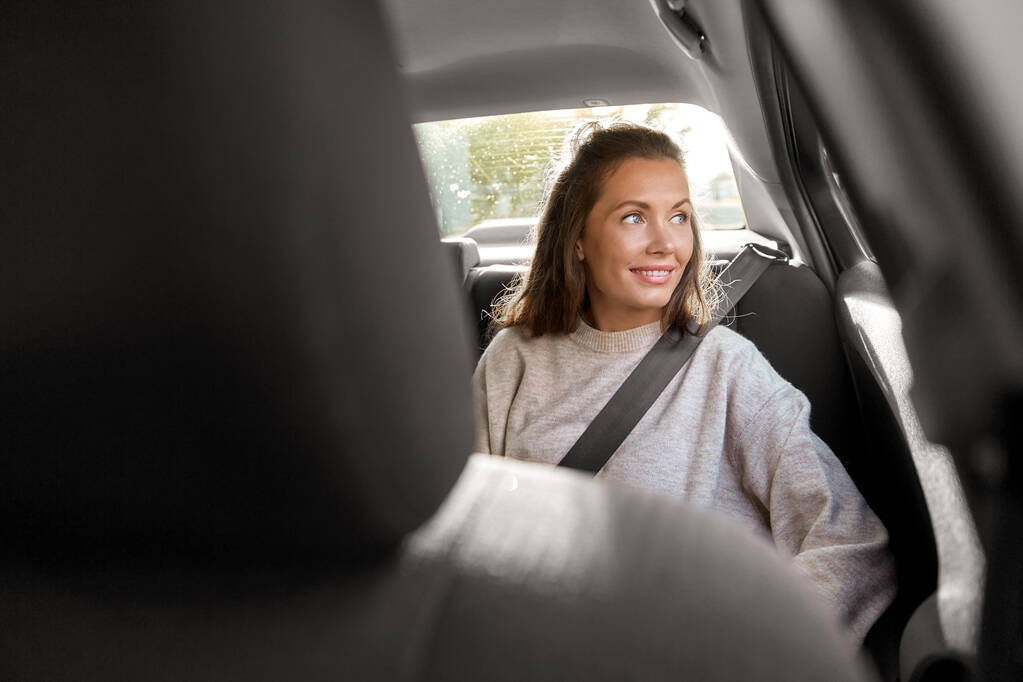 femme souriante heureuse ou passager féminin dans la voiture - Photo, image