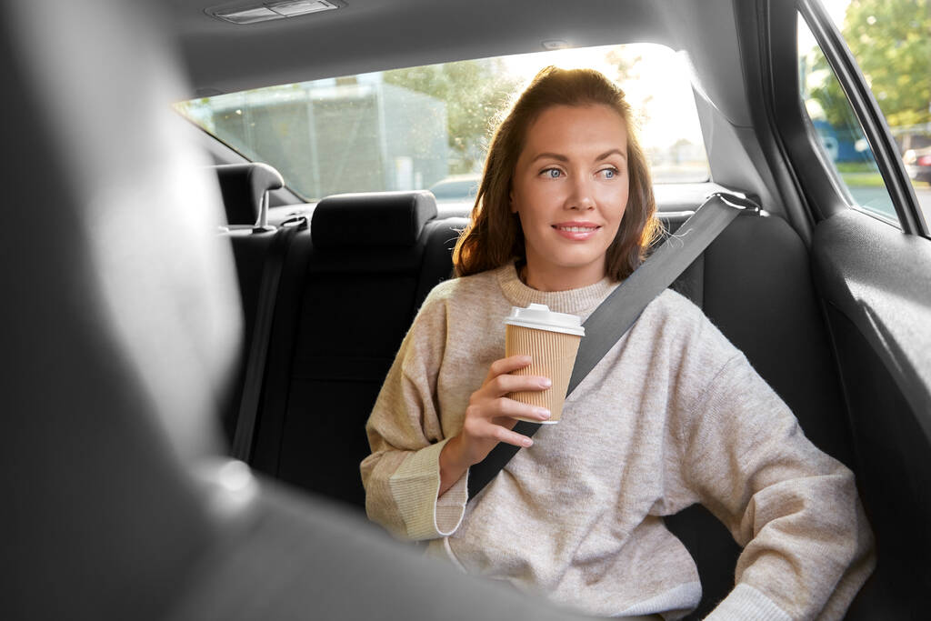 sonriente mujer o pasajero bebiendo café en coche - Foto, Imagen
