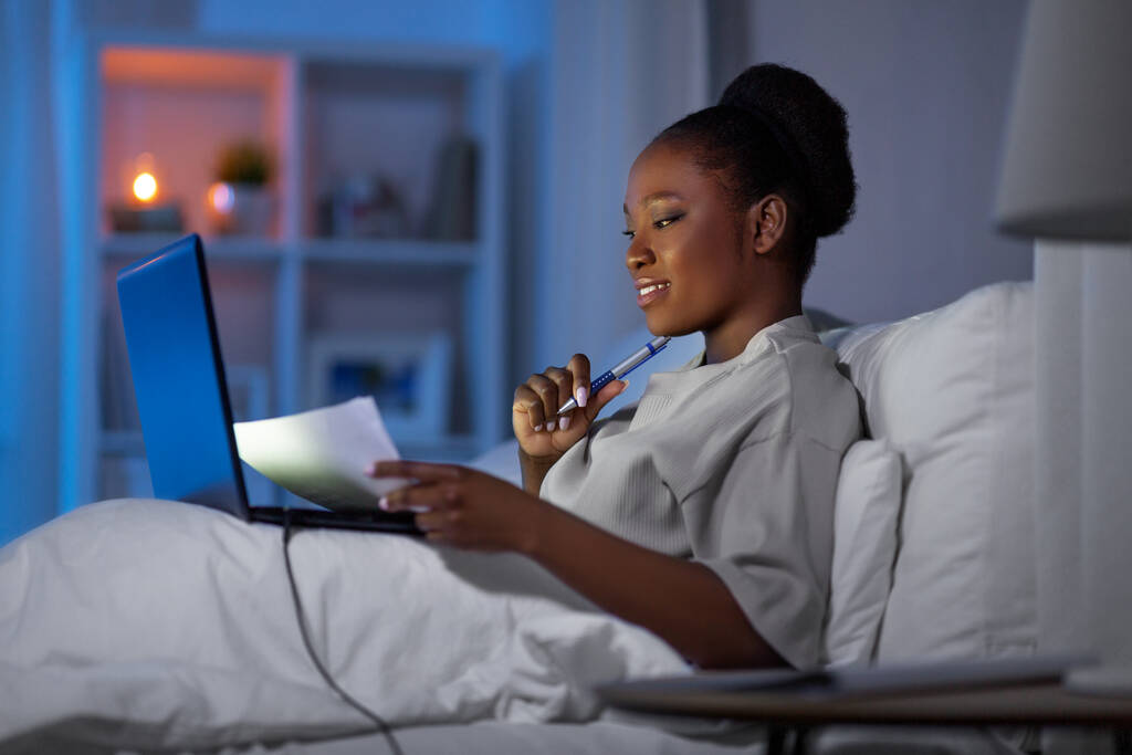 kobieta z laptopem pracująca w nocy w łóżku - Zdjęcie, obraz