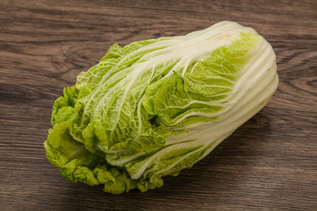 Kuchnia wegańska - Zielona świeża smaczna kapusta chińska - Zdjęcie, obraz