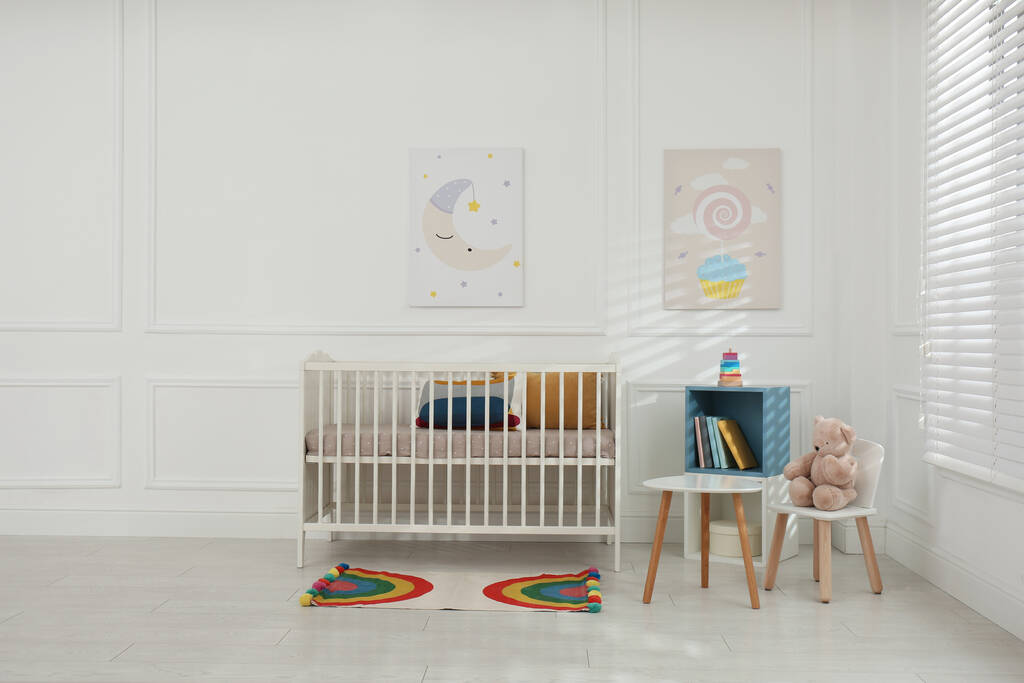 Aranyos baba szoba belső kényelmes kiságy és képek - Fotó, kép