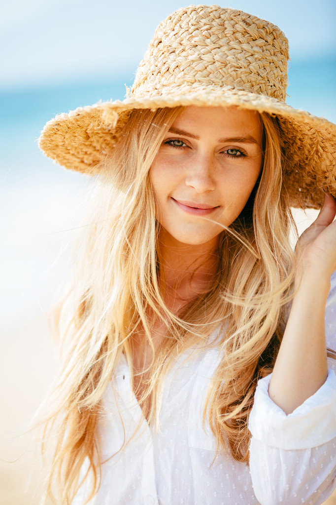 Портрет красивої блондинки на пляжі
 - Фото, зображення