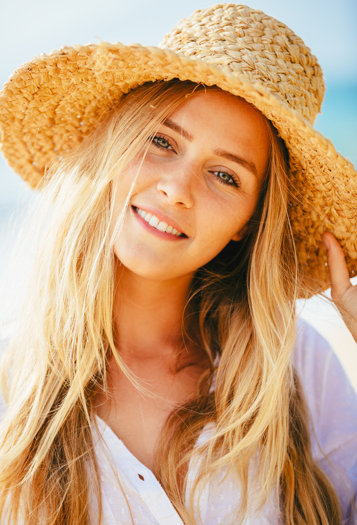Retrato de bela menina loira na praia
 - Foto, Imagem