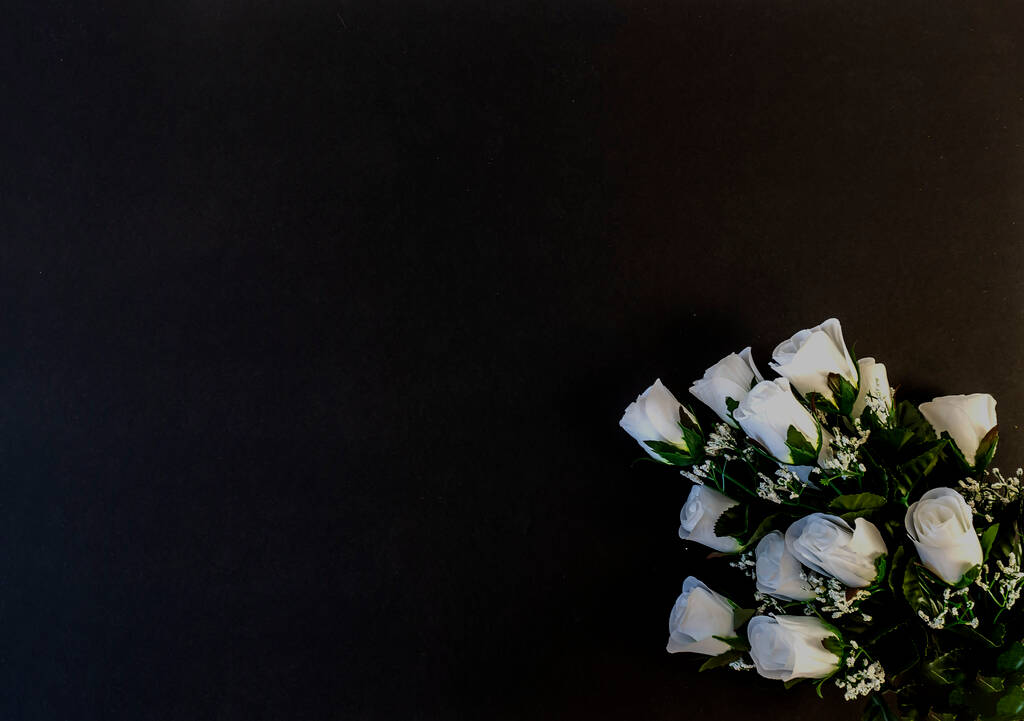 Litteä Lay, postikortti kuolemaan, hautajaiset. Valkoisia ruusuja mustalla taustalla. kopioi tila - Valokuva, kuva
