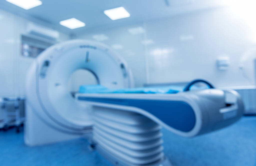 Zamazane tło diagnostyki tomografii komputerowej w nowoczesnym centrum medycznym - Zdjęcie, obraz