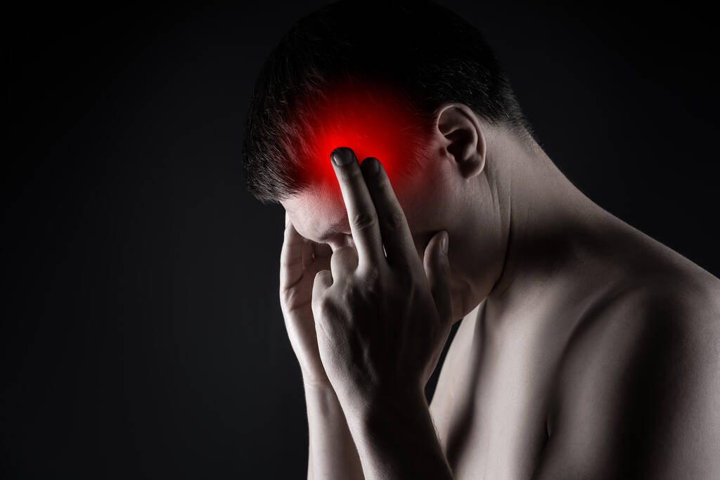 Πονοκέφαλος και ημικρανία, άνθρωπος με πόνο στο κεφάλι σε μαύρο φόντο, επώδυνη περιοχή τονίζεται με κόκκινο - Φωτογραφία, εικόνα