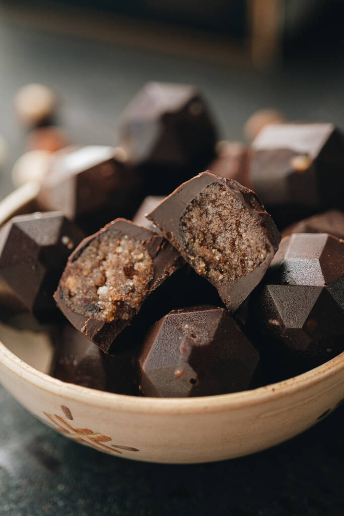 Grupo de doces de chocolate com datas e avelã de perto - Foto, Imagem