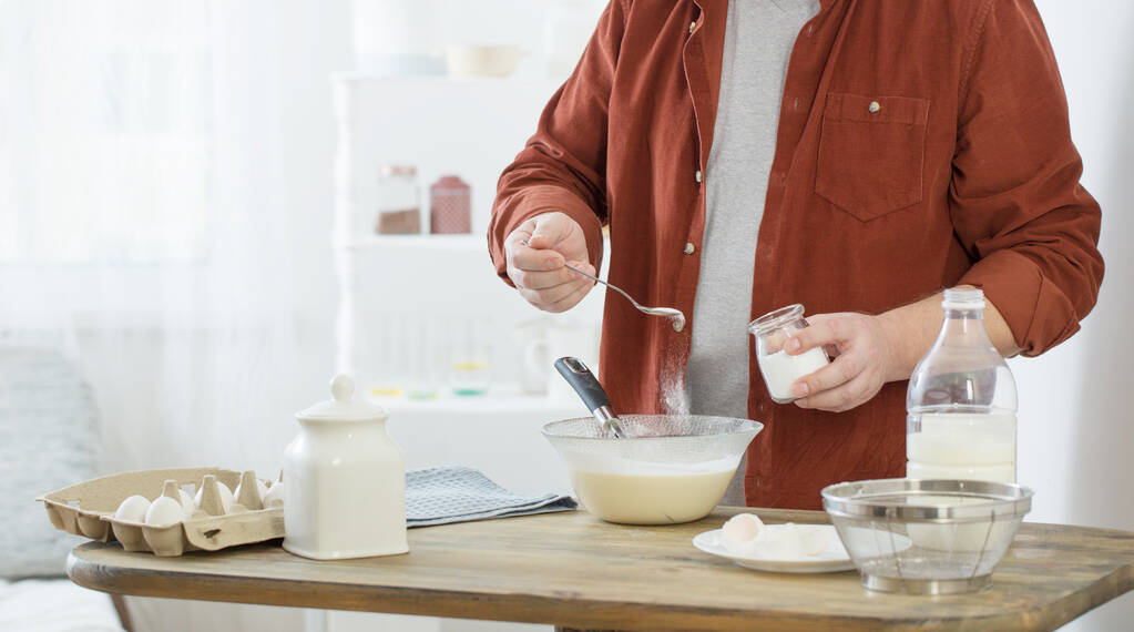 середнього віку кероване тісто для млинців на білій кухні
 - Фото, зображення