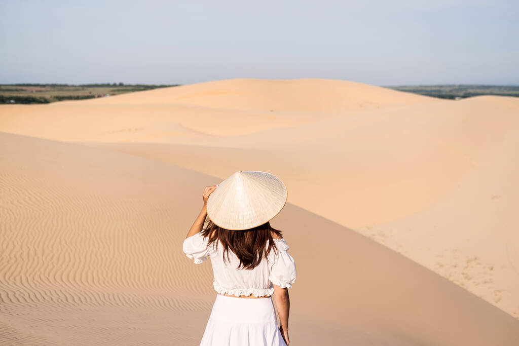Giovane viaggiatore donna godendo di dune di sabbia bianca in Vietnam, Viaggio concetto di stile di vita - Foto, immagini