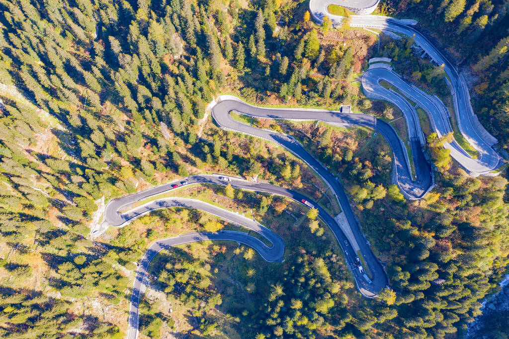 Estrada sinuosa do passo de Maloja que liga Suíça e Itália - Foto, Imagem