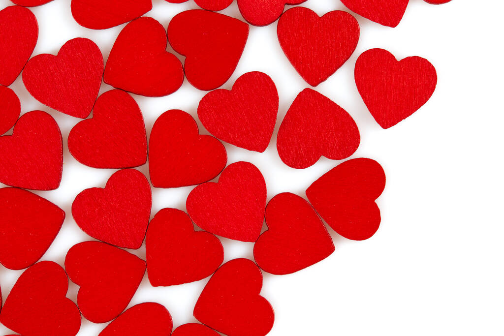 Beyaz arkaplanda izole edilmiş kırmızı tahta kalpler - Fotoğraf, Görsel