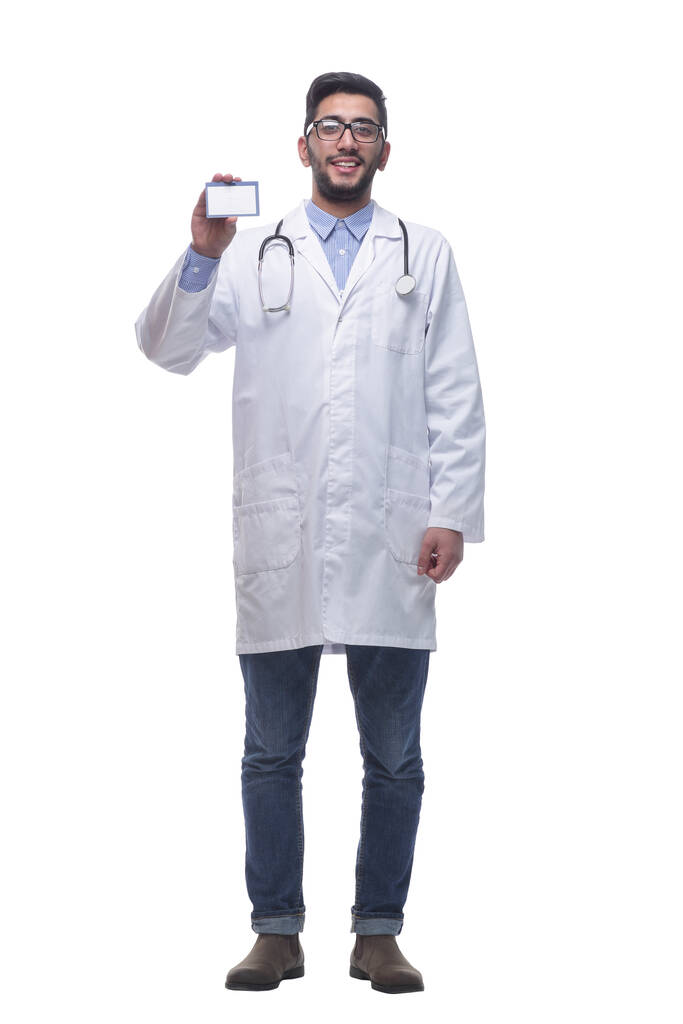 usmívající se doktor ukazuje svou vizitku. izolované na bílém pozadí. - Fotografie, Obrázek
