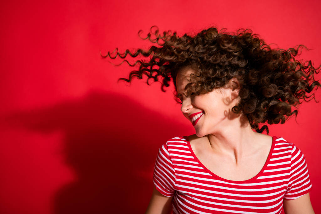 Foto von hübschen jungen Frau glücklich genießen Haarpflege Behandlung aussehen leeren Raum isoliert über rote Farbe Hintergrund - Foto, Bild