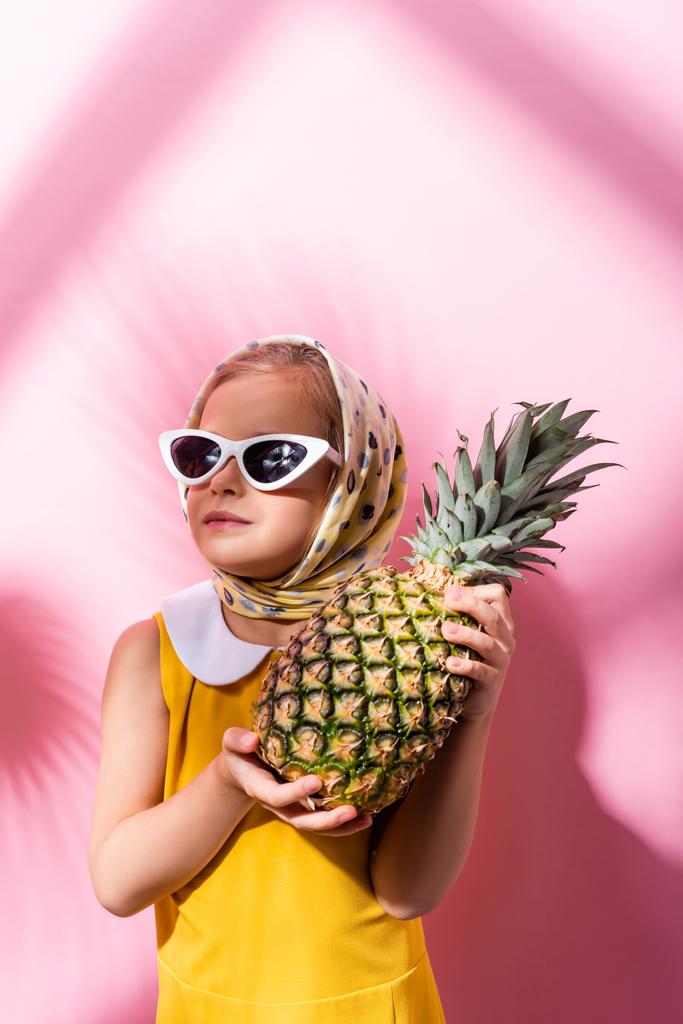 módní dítě v šátku a slunečních brýlích s ananasem na růžové  - Fotografie, Obrázek