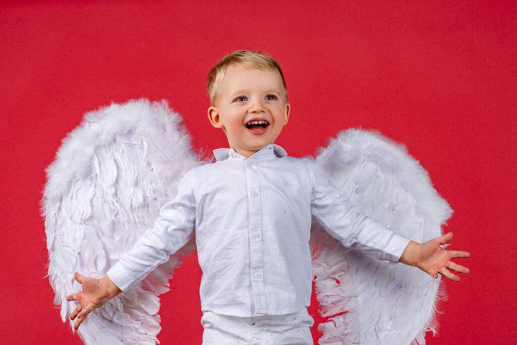 Angel crianças menina com asas brancas, isolado em vermelho. - Foto, Imagem