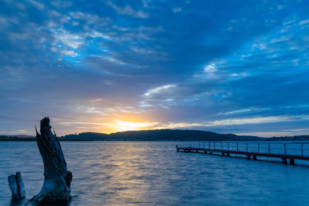 Východ slunce nad zálivem u Woy Woy Waterfront na centrálním pobřeží, NSW, Austrálie. - Fotografie, Obrázek