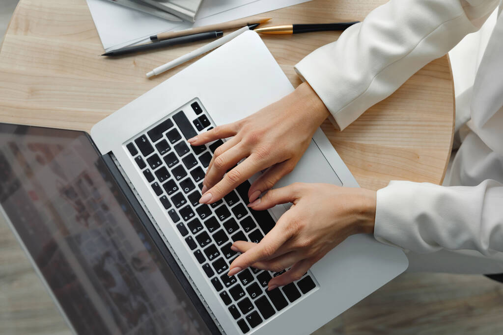 Kobieta pracująca na laptopie zamyka ręce. Ręka na klawiaturze zamknij u - Zdjęcie, obraz