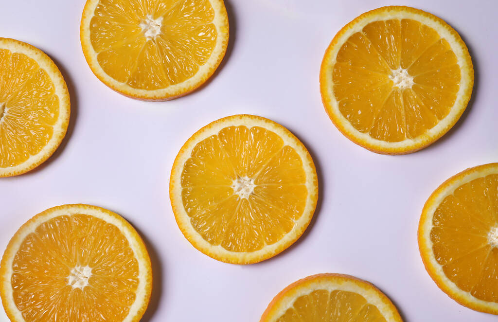 Tuoreet appelsiininviipaleet kevyellä pohjalla, tasainen - Valokuva, kuva