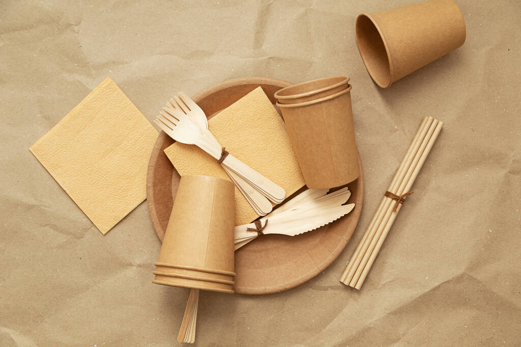 Bambu e utensílios de mesa de papel ecológicos naturais. O conceito de reciclagem, conservação da natureza e salvar a terra.  - Foto, Imagem