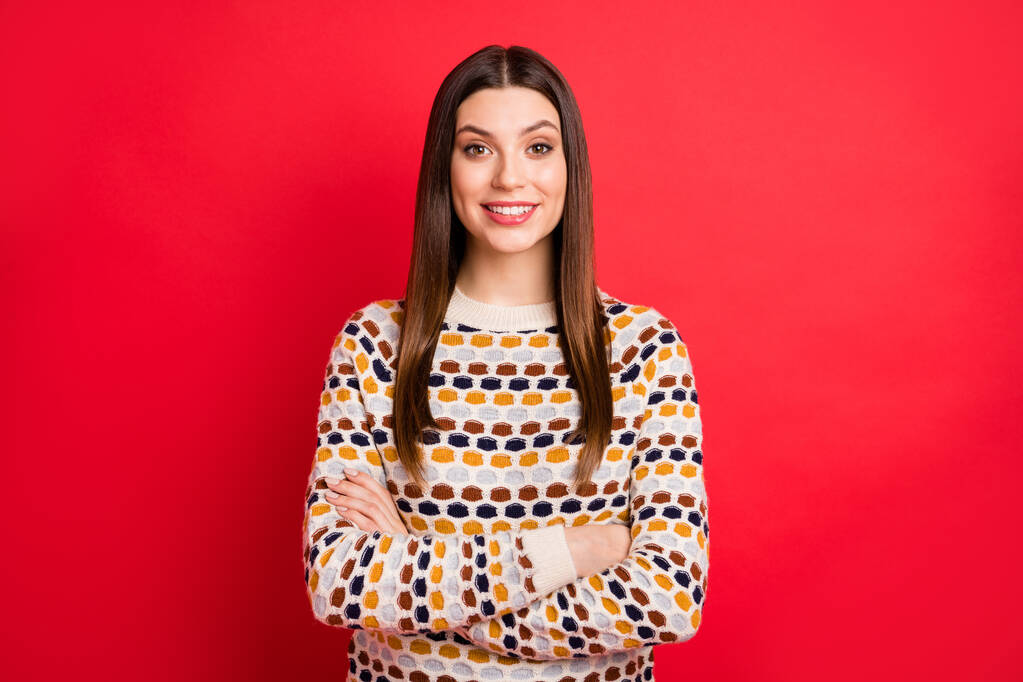 Foto-Porträt positiver Student gekreuzte Hände tragen stilvolle Pullover lächelnd isoliert lebendigen roten Hintergrund - Foto, Bild