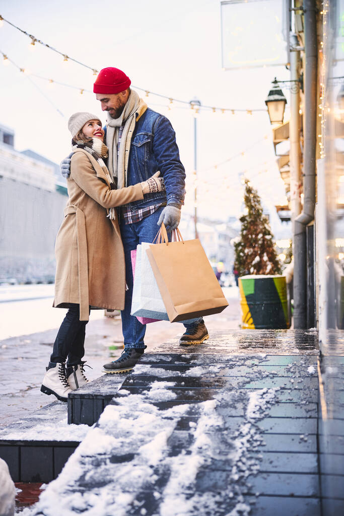 Usmívající se chlap setkání přítelkyně v zimním městě - Fotografie, Obrázek