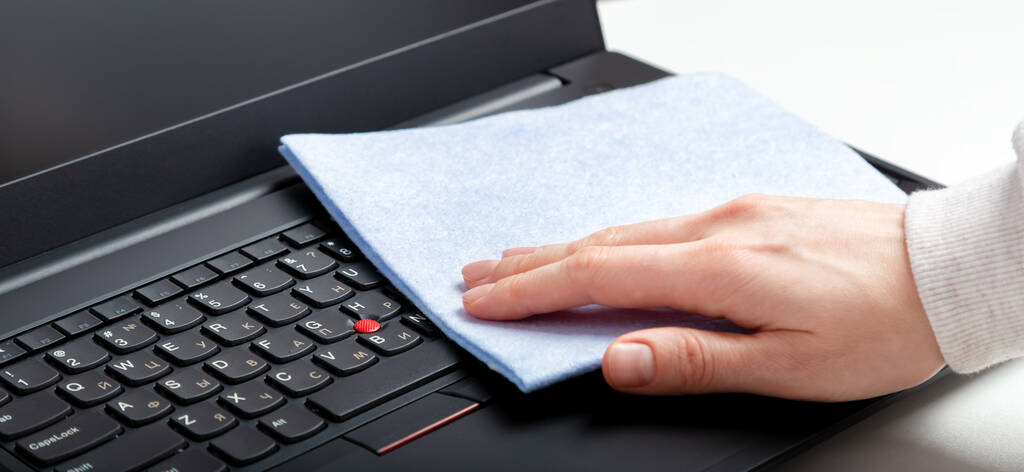 Mãos femininas desinfetando teclado laptop usando toalhetes desinfetantes molhados. Mulher limpando teclado. Novo laptop de limpeza normal trabalhar superfícies domésticas. Banner de web longa - Foto, Imagem