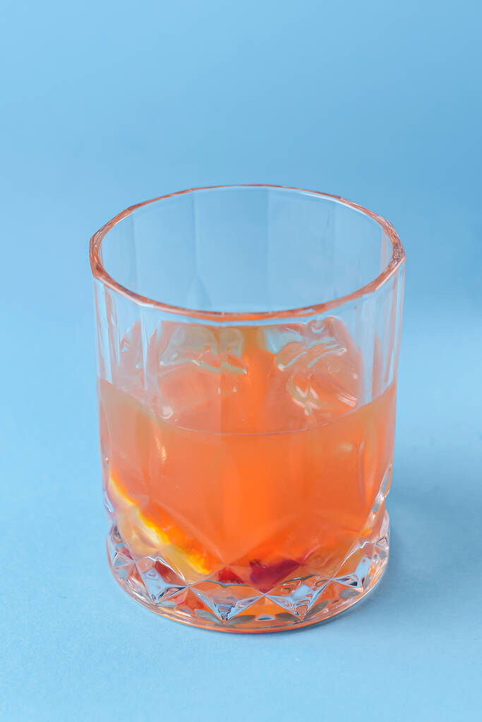 Cóctel de frutas cítricas sobre fondo azul. Bebidas alcohólicas servidas en vasos únicos sobre azul. Fiesta, beber. - Foto, imagen