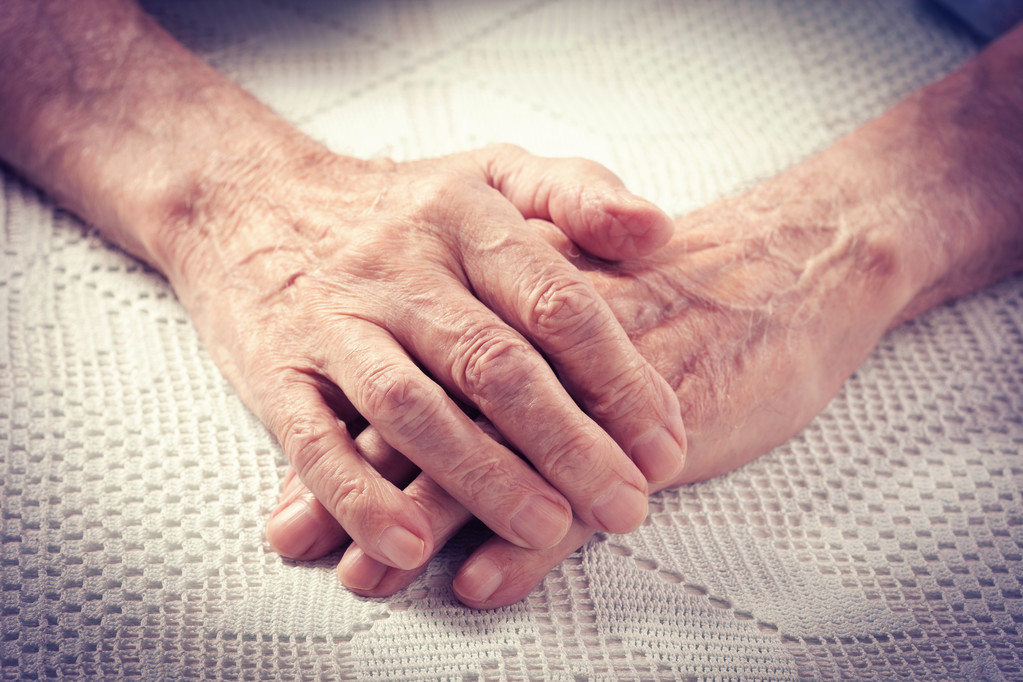 Les personnes âgées se tiennent la main
. - Photo, image
